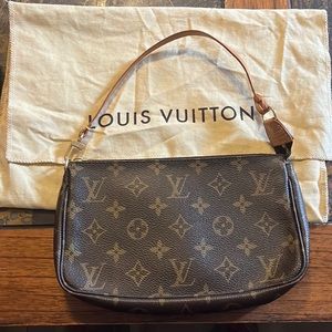 🎅authentic Louis Vuitton pochette 🎄